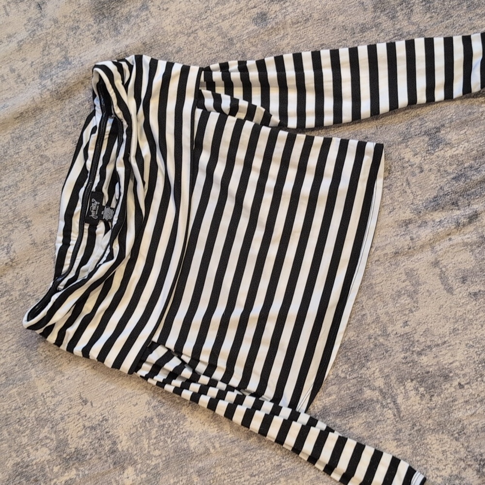 Black and White Striped Off-Shoulder Top - Picture 5 of 7